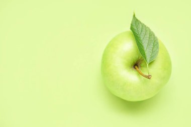 Yeşil arka planda olgun sulu elma
