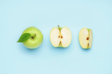 Arkaplanda yeşil elmaların tamamı ve kesimi