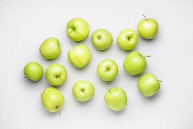 Beyaz arkaplanda taze yeşil elmalar