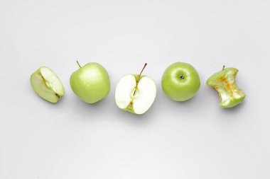 Beyaz arkaplanda taze sulu elmalar