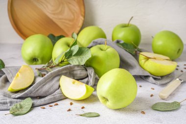 Işık tablosu üzerinde taze yeşil elma