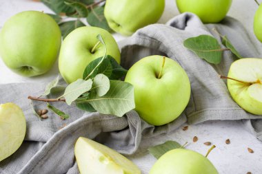 Taze yeşil elmalar ışık masasında, yakın plan.