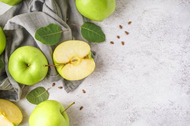 Açık arkaplanda taze yeşil elmalı kompozisyon