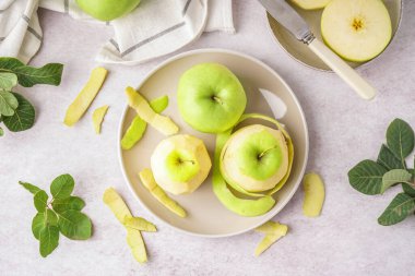 Taze elmalı ve kabuklu bir tabak.