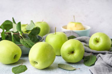 Açık arkaplanda olgun yeşil elmalar