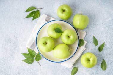 Açık arkaplanda taze yeşil elma tabakası
