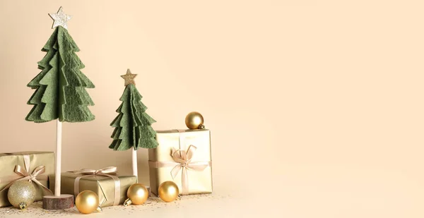 Διακοσμητικά Χριστουγεννιάτικα Δέντρα Μπάλες Και Δώρα Μπεζ Φόντο Χώρο Για — Φωτογραφία Αρχείου