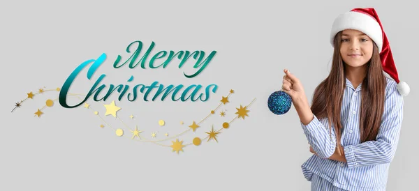 Kislány Pizsamában Mikulás Sapkában Karácsonyi Labdával Háttérben Boldog Karácsonyt — Stock Fotó