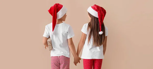 Kleine Kinder Pyjamas Und Nikolausmützen Mit Weihnachtsgeschenk Den Händen Auf — Stockfoto