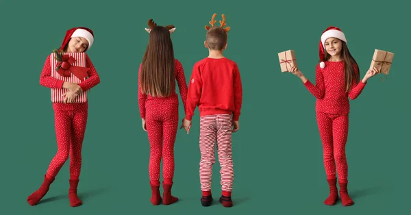 Kollaps Søte Små Barn Pyjamas Med Julegaver Grønn Bakgrunn – stockfoto