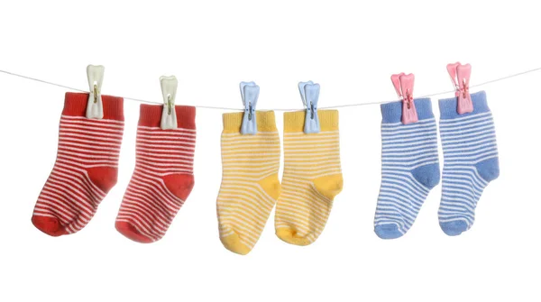 Beyaz Arka Planda Çamaşır Ipinde Asılı Şık Bebek Çorapları — Stok fotoğraf