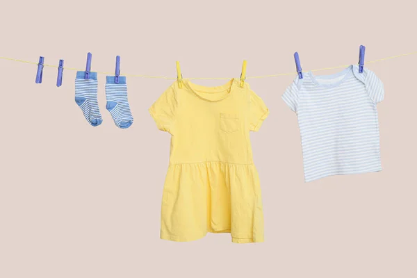 Çamaşır Ipinde Asılı Şık Bebek Kıyafetleri — Stok fotoğraf