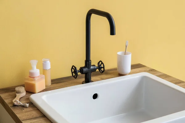 Sink Bath Accessories Table Yellow Wall — Stock Photo, Image