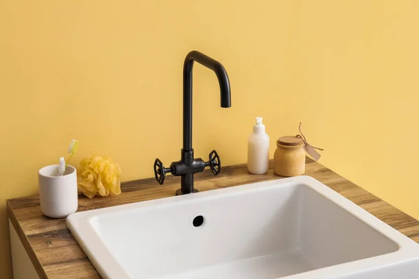 Sink Bath Accessories Table Yellow Wall — Stock Photo, Image