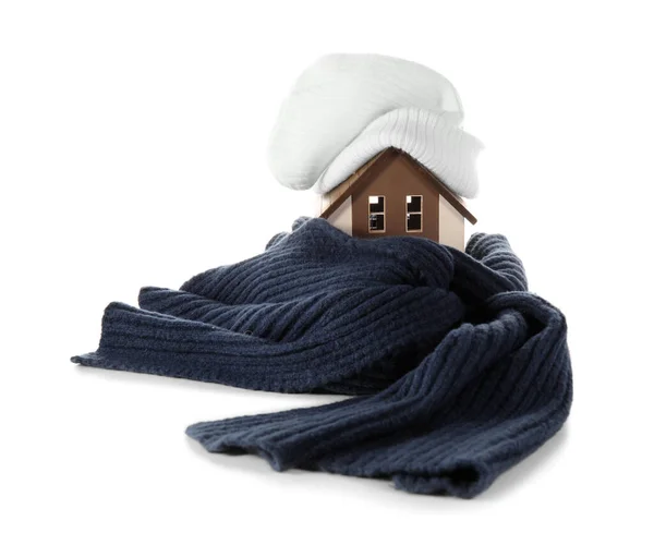 Huismodel Met Muts Sjaal Witte Achtergrond Verwarmingsconcept — Stockfoto