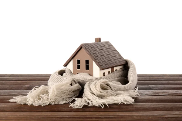 Huis Model Met Sjaal Tafel Tegen Een Witte Achtergrond Verwarmingsconcept — Stockfoto