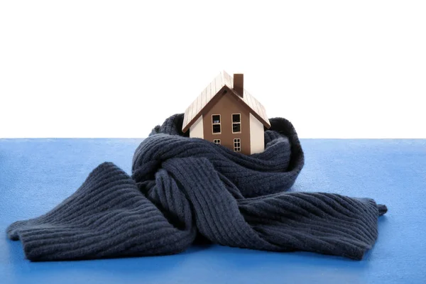 Huis Model Met Sjaal Blauwe Tafel Tegen Witte Achtergrond Verwarmingsconcept — Stockfoto