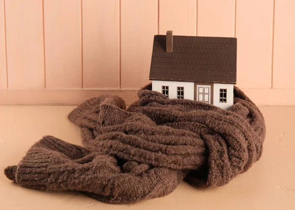 Huis Model Met Sjaal Beige Houten Achtergrond Verwarmingsconcept — Stockfoto