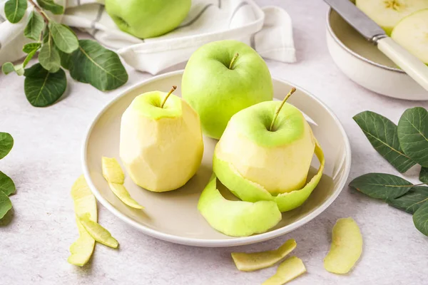 Taze elmalı ve kabuklu bir tabak.