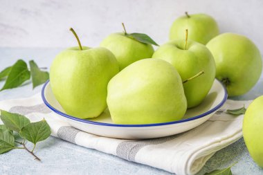 Açık arkaplanda taze yeşil elma tabakası