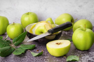 Masada olgun yeşil elmalar