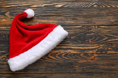 Ahşap arka planda Noel Baba şapkası