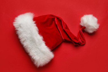 Noel Baba şapkası kırmızı zemin üzerine