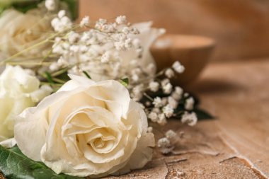 Renkli masada güzel beyaz çiçekler, yakın plan.