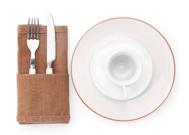 Beyaz arkaplanda izole edilmiş fincan ile şık masa ayarları