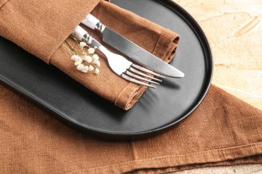 Renk masasında çatal bıçaklı tabak, yakın plan.