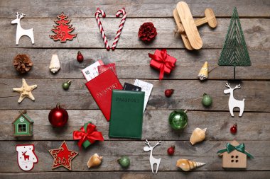 Noel dekorlu pasaportlar ve koyu ahşap arka planda deniz kabukları.