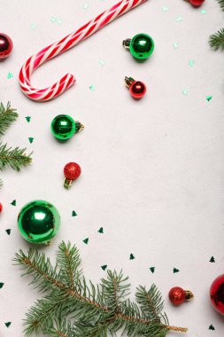 Köknar dalı, Noel topları ve arka planda şeker kamışı kompozisyonu