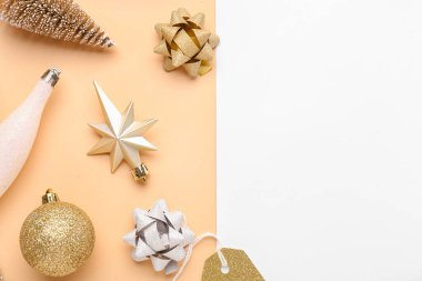 Renkli arka planda güzel Noel süslemeleri ve boş kartı olan kompozisyon, yakın plan