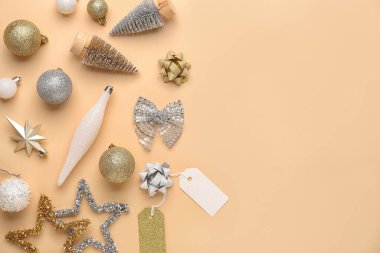 Renkli arka planda şık Noel süslemeleri olan kompozisyon