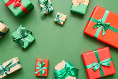 Yeşil arka planda Noel hediye kutularından yapılmış çerçeve