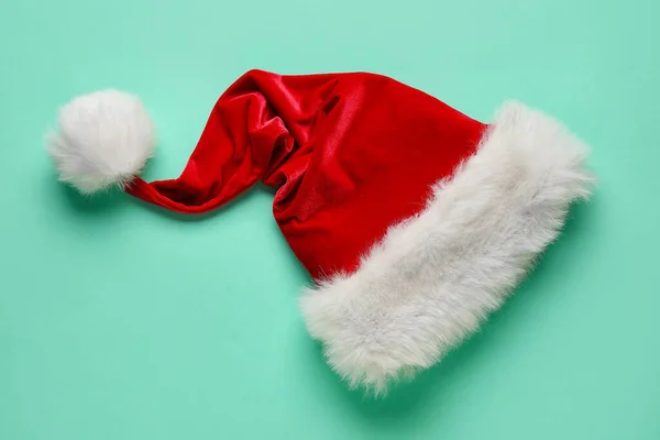 Roter Weihnachtsmütze Auf Farbigem Hintergrund — Stockfoto
