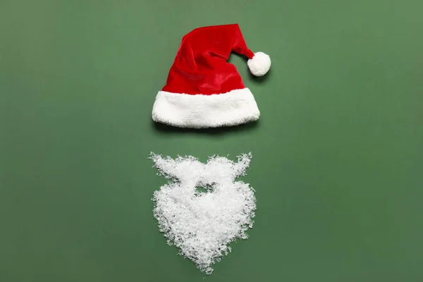 Weihnachtsmütze Schnurrbart Und Bart Aus Schnee Auf Grünem Hintergrund — Stockfoto