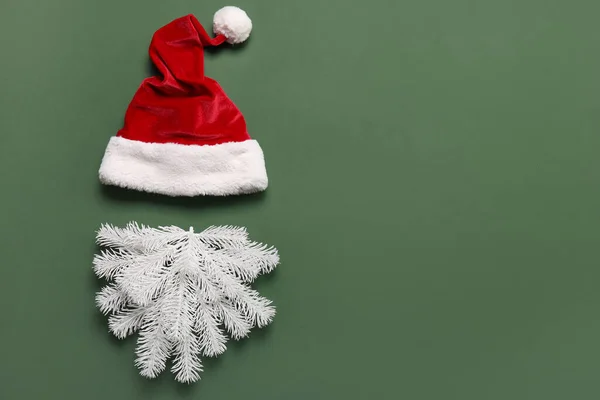 Weihnachtsmütze Und Bart Aus Tannenzweigen Auf Grünem Hintergrund — Stockfoto