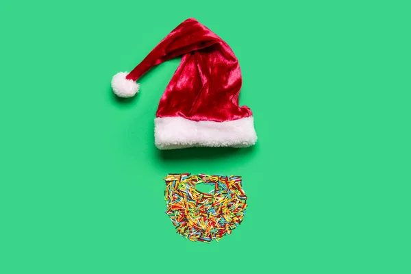 Weihnachtsmütze Und Bart Aus Bunten Streuseln Auf Grünem Hintergrund — Stockfoto