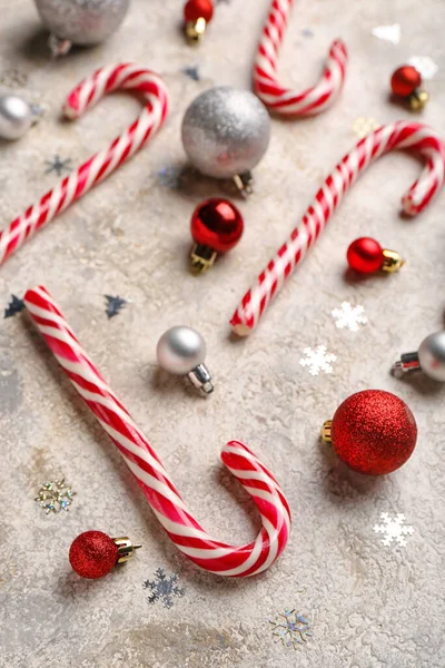 Composition Sweet Candy Canes Beautiful Christmas Balls Light Background — Stock Photo, Image