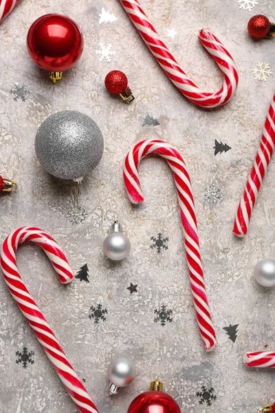 Composition Sweet Candy Canes Beautiful Christmas Balls Light Background — Stock Photo, Image