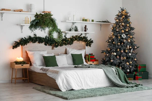 Interior Del Dormitorio Con Árbol Navidad Ramas Abeto Corona Muérdago — Foto de Stock