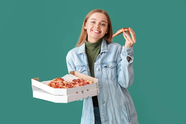 Красивая Молодая Женщина Держит Коробку Свежей Пиццей Зеленом Фоне — стоковое фото
