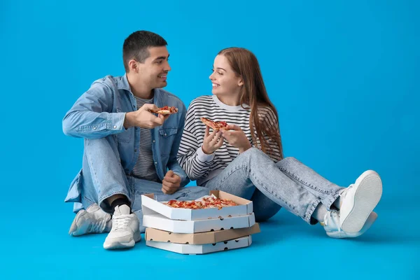 Happy Young Couple Eating Fresh Pizza Blue Background — Stock Photo, Image