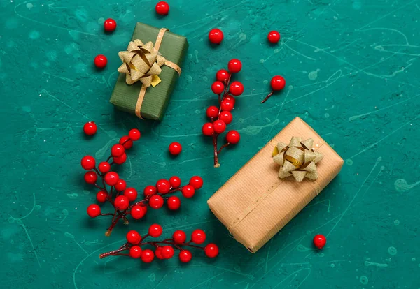 Composición Con Regalos Navidad Bayas Rojas Sobre Fondo Color — Foto de Stock