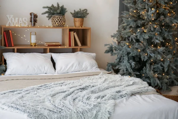 Interior Del Dormitorio Con Árbol Navidad Luces Brillantes — Foto de Stock