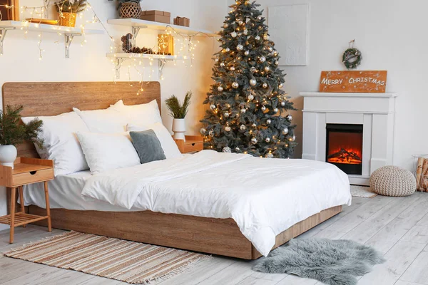 Interior Del Dormitorio Con Árbol Navidad Chimenea Luces Brillantes — Foto de Stock