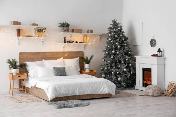 Interior Del Dormitorio Con Árbol Navidad Chimenea Luces Brillantes — Foto de Stock