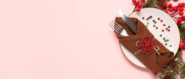 Pembe arkaplan üzerinde Noel dekoru olan masa ayarları metin için boşluk