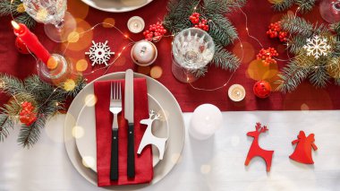 Noel yemeği için sihirli masa seti, üst manzara.